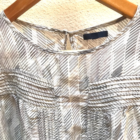 Silk Pull Over Blouse. Beautiful Pintucked Details. Elegant. The Gap. Small - Picture 2 of 10